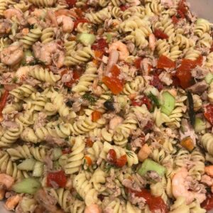 salade de pâtes, thons , crevettes, concombres et poivrons grillés environ 500gr